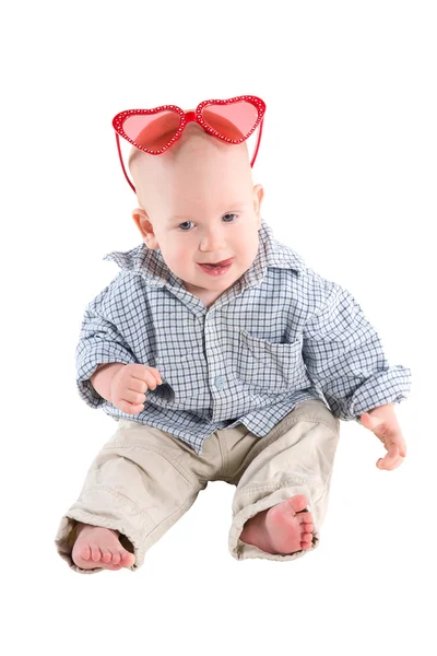 Chlapec je v kostkované košili a červenou glasse ve tvaru srdce — Stock fotografie