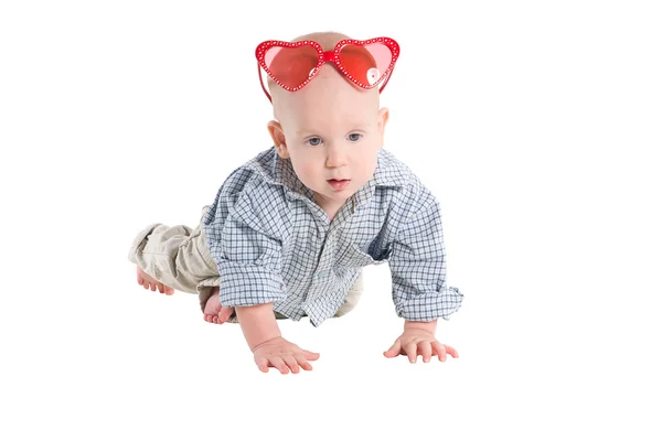 Baby kruipt op all fours en kijk — Stockfoto