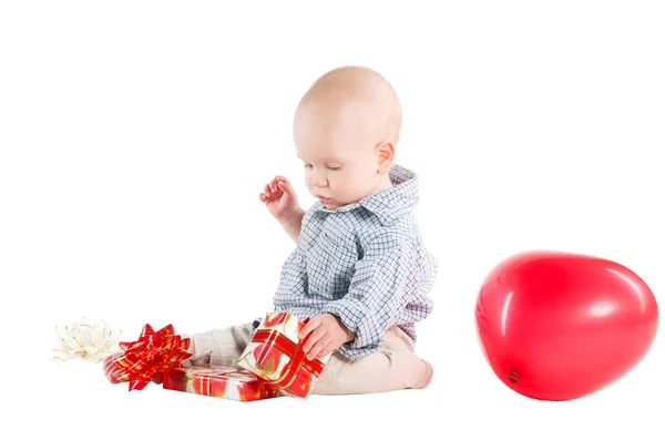 Menino criança jogou presentes festivos — Fotografia de Stock