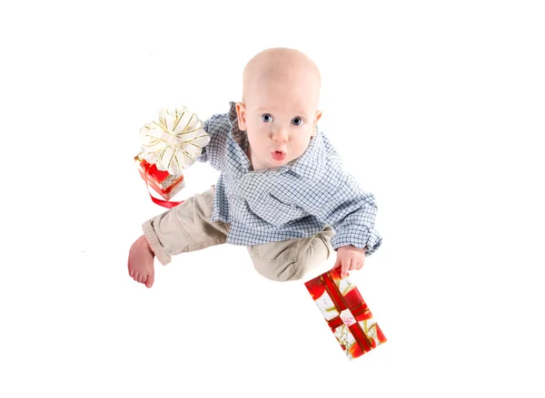 Niño niño jugado regalos festivos — Foto de Stock