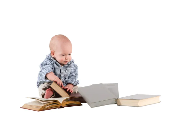 Jongenskind is het lezen van boeken — Stockfoto