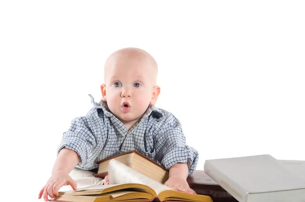 Мальчик читает книги — стоковое фото