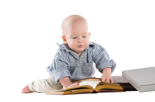 Αγόρι παιδί διαβάζει βιβλία — Φωτογραφία Αρχείου