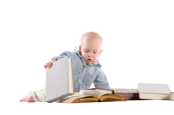 Мальчик читает книги — стоковое фото