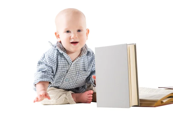 Niño niño está leyendo libros —  Fotos de Stock