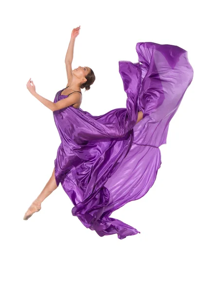 Balletdanser in vliegen satijnen jurk — Stockfoto