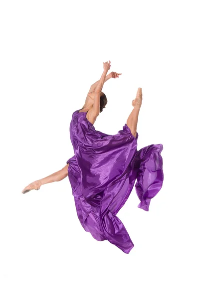 Tancerz w latające satynowa sukienka — Zdjęcie stockowe