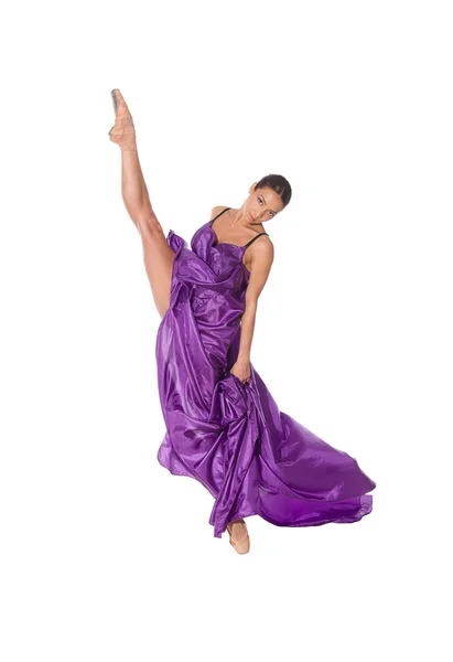 サテンのドレスを飛んでのバレエ ダンサー — ストック写真