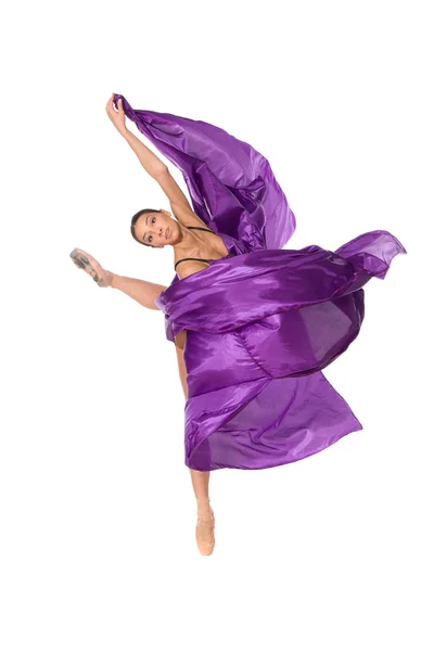 Танцівниця балету в літаючій атласній сукні — стокове фото