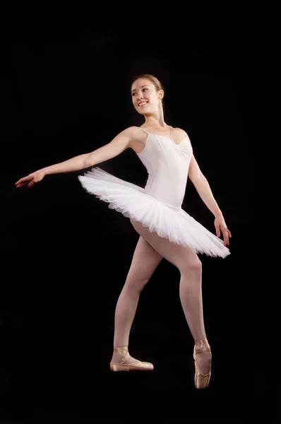 Классическая балерина в белой юбке — стоковое фото