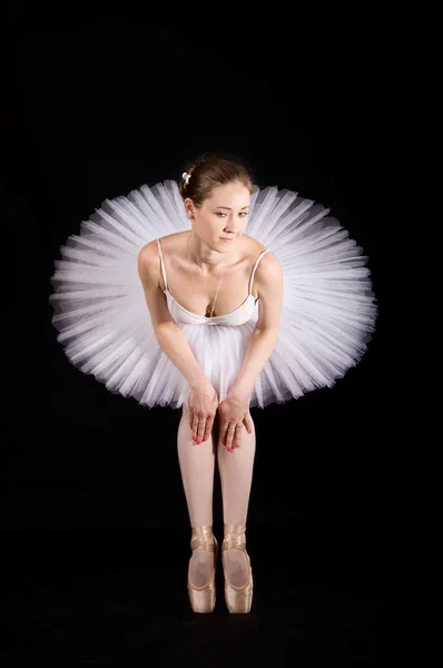 古典芭蕾舞女演员在一条白色的裙子 — 图库照片