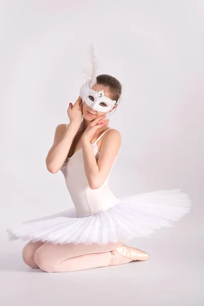 Танцівниця балету в білому навчальному посібнику та карнавальній масці — стокове фото