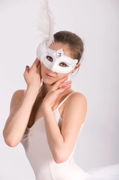 Dançarina de balé em um tutu branco e uma máscara de carnaval — Fotografia de Stock