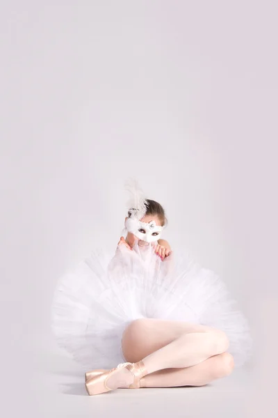 Balletttänzer in weißem Tutu und Karnevalsmaske — Stockfoto