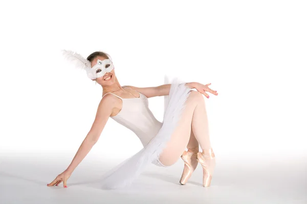 Танцовщица в белой пачке и карнавальной маске — стоковое фото