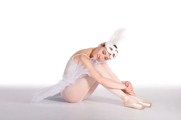 Танцовщица в белой пачке и карнавальной маске — стоковое фото