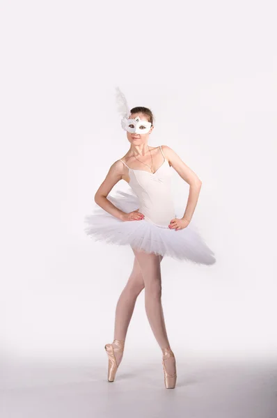 Танцівниця балету в білому навчальному посібнику та карнавальній масці — стокове фото
