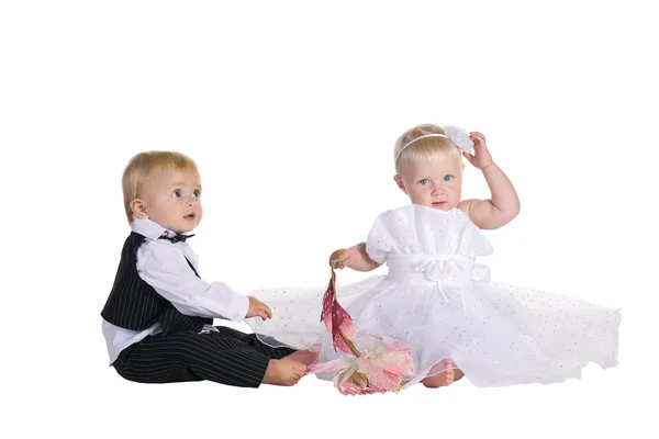 Menino e menina vestidos como uma noiva e noivo — Fotografia de Stock