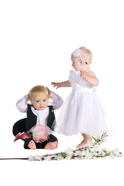 Menino e menina vestidos como uma noiva e noivo — Fotografia de Stock