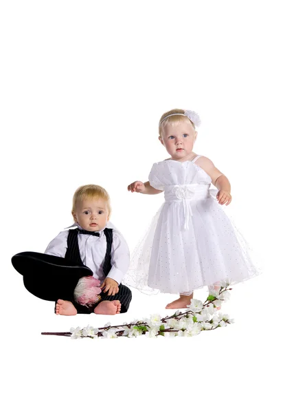 Jongen en meisje gekleed als een bruid en bruidegom — Stockfoto