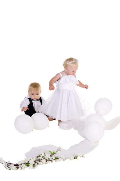 Мальчик и девочка, одетые как жених и невеста — стоковое фото