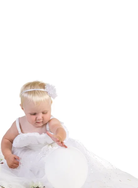 Дівчина в святковій сукні з повітряною кулею — стокове фото