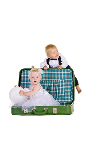 Menina e um menino em viagem — Fotografia de Stock