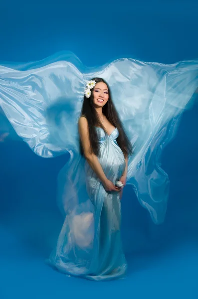 Asiática embarazada mujer en un vestido de seda — Foto de Stock
