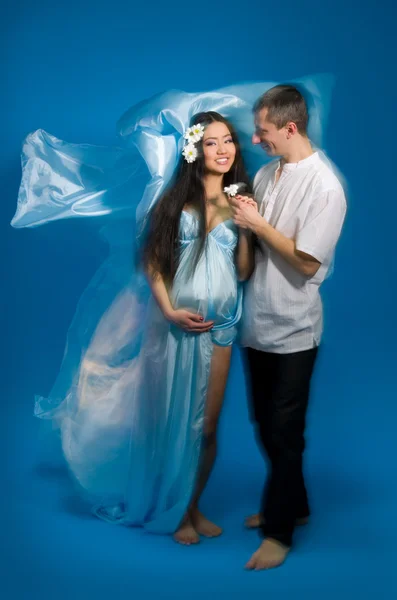 絹のドレスに妊娠中の女性をアジア — ストック写真