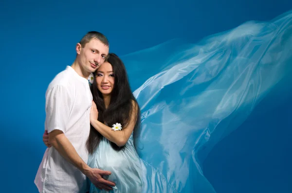 Asiática embarazada mujer en un vestido de seda — Foto de Stock