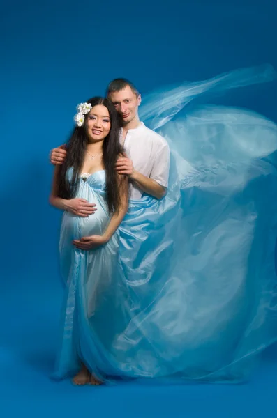 Asijské těhotná žena v hedvábných šatech — Stock fotografie