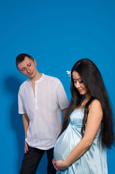 Asiatische schwangere Frau in einem Seidenkleid — Stockfoto
