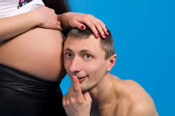 Retrato padre del niño cerca del vientre — Foto de Stock