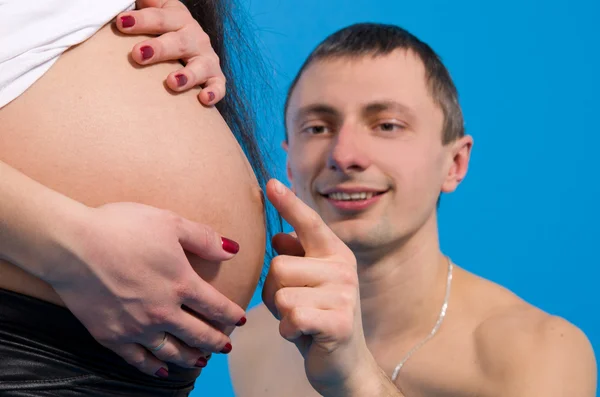 Portrét otce dítěte poblíž břicho — Stock fotografie