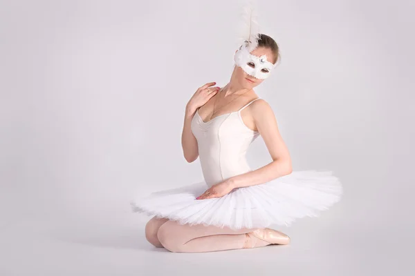 Tancerz w Biała tutu i maski karnawałowe — Zdjęcie stockowe