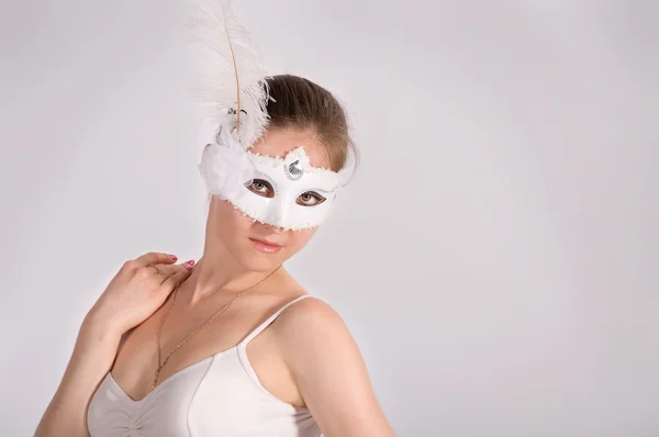 Χορευτής μπαλέτου σε μια λευκή φούστα και Αποκριάτικη μάσκα — Φωτογραφία Αρχείου