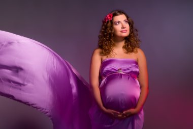 Hamile kız elbise uçan ile
