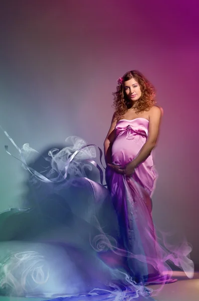 怀孕的女孩与飞行的衣服 — 图库照片