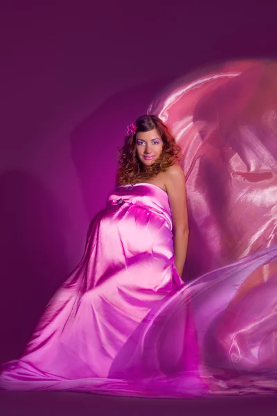 Έγκυος κοπέλα με ιπτάμενα φόρεμα — Φωτογραφία Αρχείου