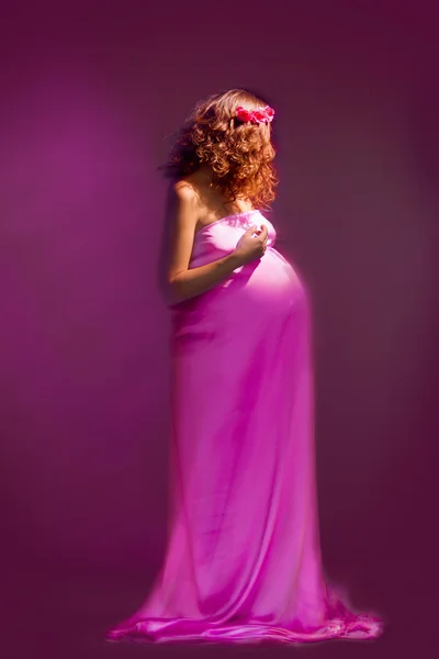 Έγκυος κοπέλα με ιπτάμενα φόρεμα — Φωτογραφία Αρχείου