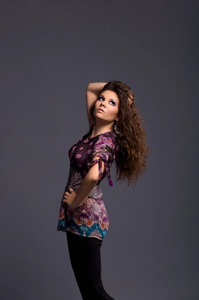 Sexy brunette meisje met golvende lange haren — Stockfoto
