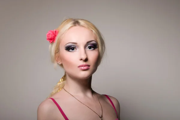 Blondynka z jasny makijaż profesjonalny — Zdjęcie stockowe