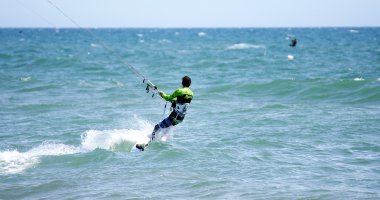 Castelldefels'ın plaj kitesurf sporcu ile