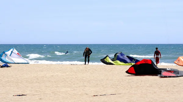 Stranden castelldefels's med sportsmanen av kitesurf — Stockfoto