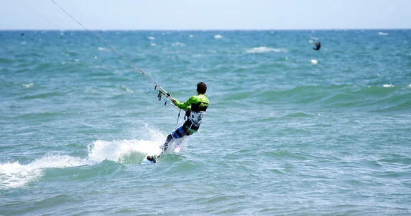 Praia de Castelldefels com desportista de Kitesurf — Fotografia de Stock