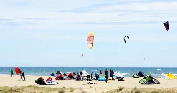 Strand von Castelldefels mit Kitesurf-Sportler — Stockfoto