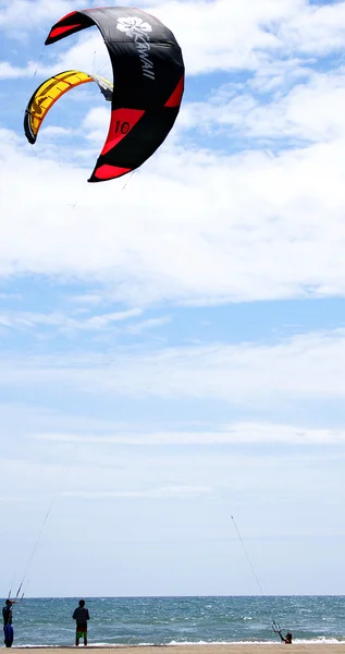 カステルデフェルスのビーチ カイト サーフィンのスポーツマン — ストック写真