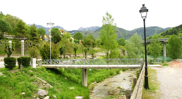 Trasa z latarnie i most cercs w parku — Zdjęcie stockowe