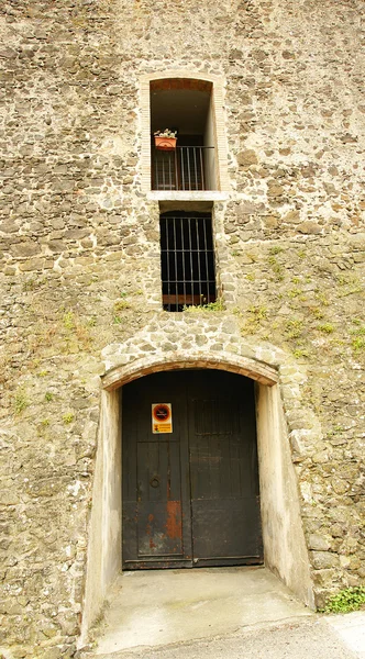 Staré dveře ulici od hradu je hostalric — Stock fotografie