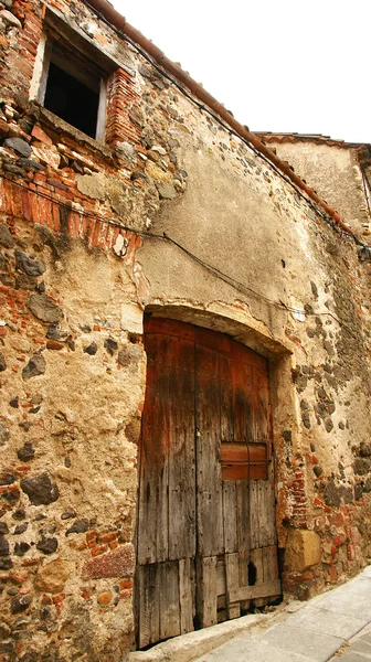 Древняя дверь улицы из замка Hostalric — стоковое фото